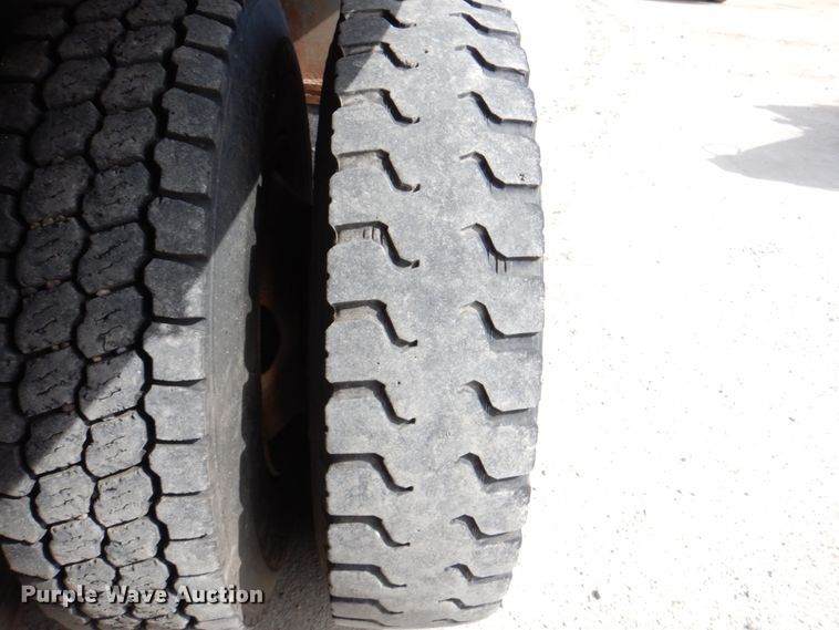 image for item IQ9460 2005 International 7400  digger derrick truck