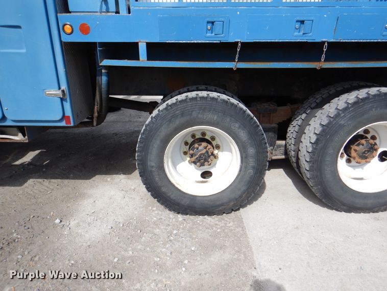 image for item IQ9460 2005 International 7400  digger derrick truck