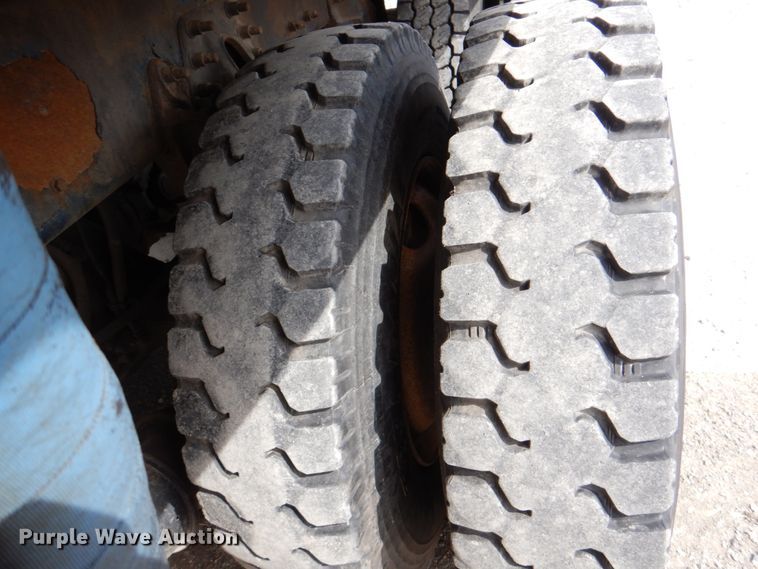 image for item IQ9460 2005 International 7400  digger derrick truck