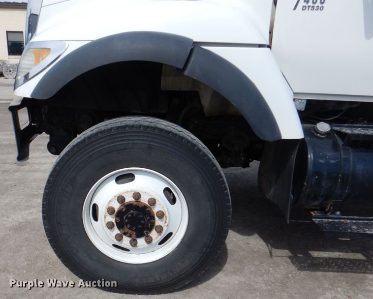 image for item IQ9460 2005 International 7400  digger derrick truck