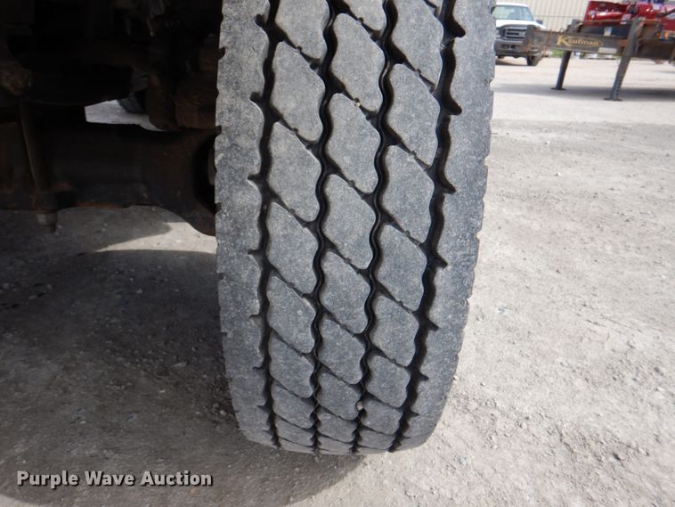 image for item IQ9460 2005 International 7400  digger derrick truck