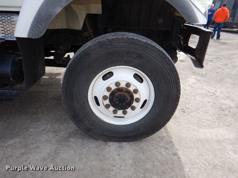 image for item IQ9460 2005 International 7400  digger derrick truck