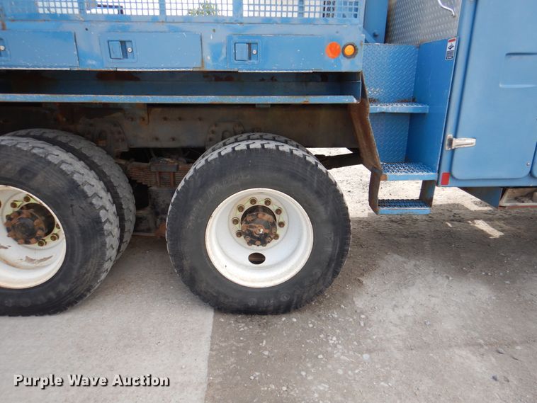 image for item IQ9460 2005 International 7400  digger derrick truck