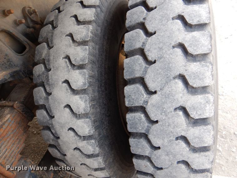 image for item IQ9460 2005 International 7400  digger derrick truck