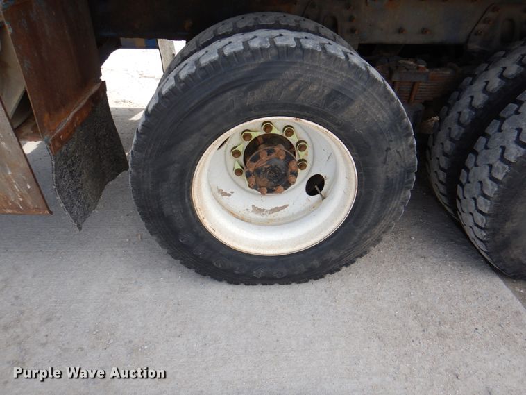 image for item IQ9460 2005 International 7400  digger derrick truck