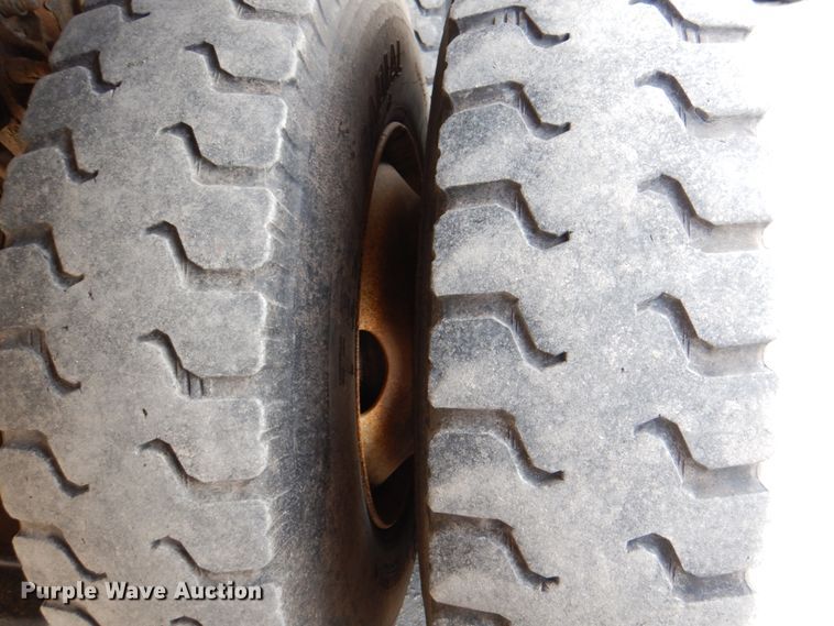 image for item IQ9460 2005 International 7400  digger derrick truck