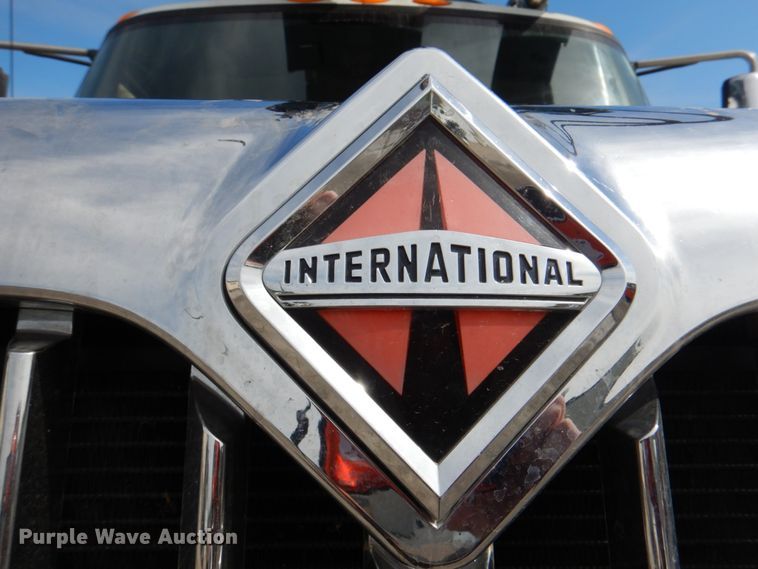 image for item IQ9460 2005 International 7400  digger derrick truck