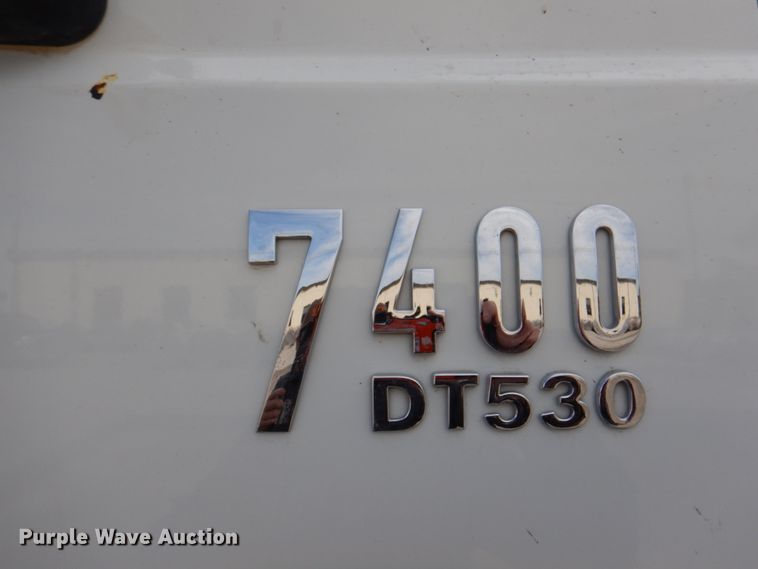 image for item IQ9460 2005 International 7400  digger derrick truck