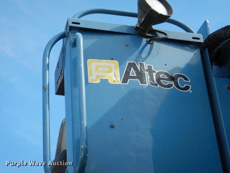 image for item IQ9460 2005 International 7400  digger derrick truck