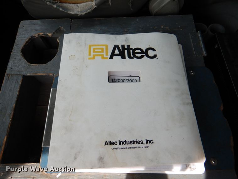 image for item IQ9460 2005 International 7400  digger derrick truck