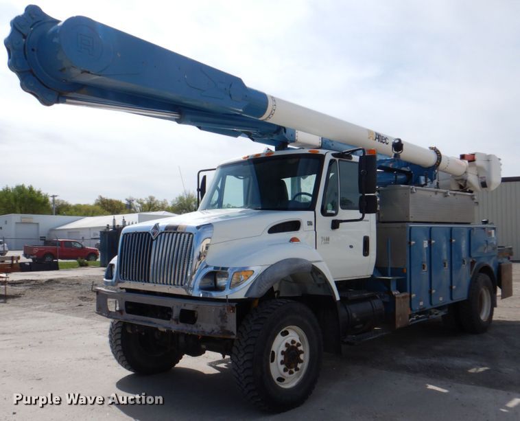 image for item IQ9461 2006 International 7400  bucket truck