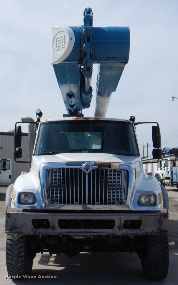 image for item IQ9461 2006 International 7400  bucket truck