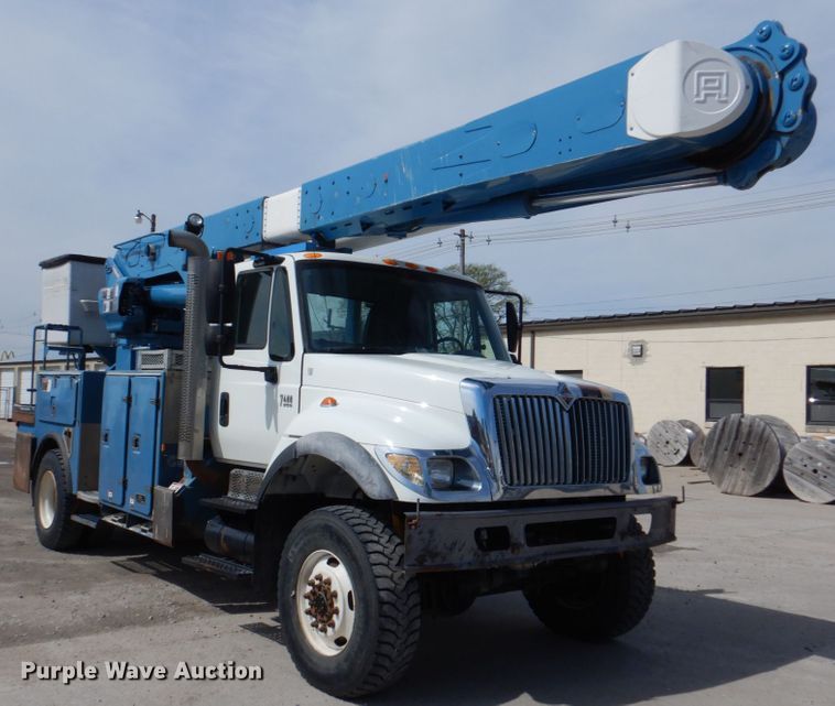 image for item IQ9461 2006 International 7400  bucket truck