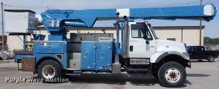 image for item IQ9461 2006 International 7400  bucket truck