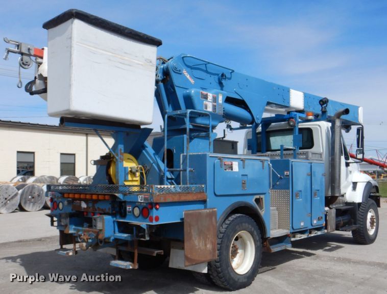 image for item IQ9461 2006 International 7400  bucket truck