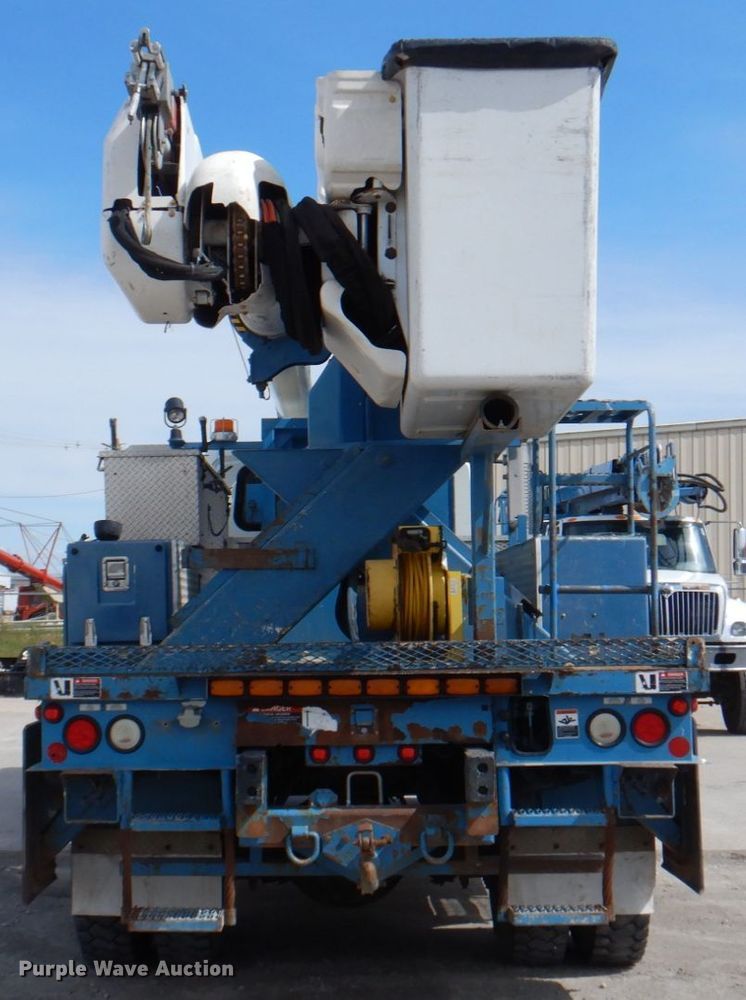 image for item IQ9461 2006 International 7400  bucket truck