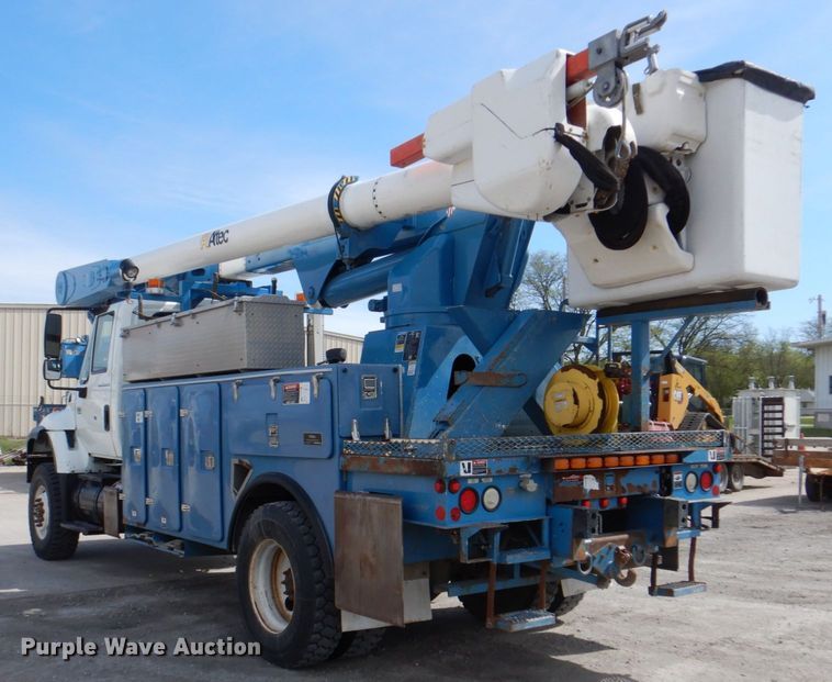 image for item IQ9461 2006 International 7400  bucket truck