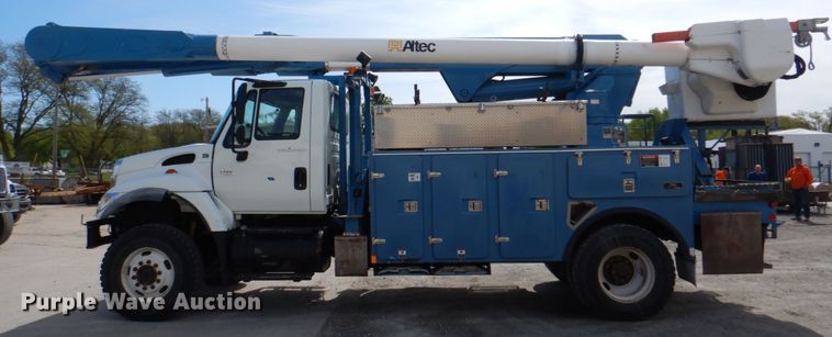 image for item IQ9461 2006 International 7400  bucket truck