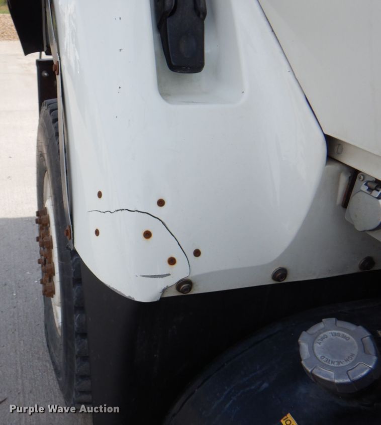 image for item IQ9461 2006 International 7400  bucket truck