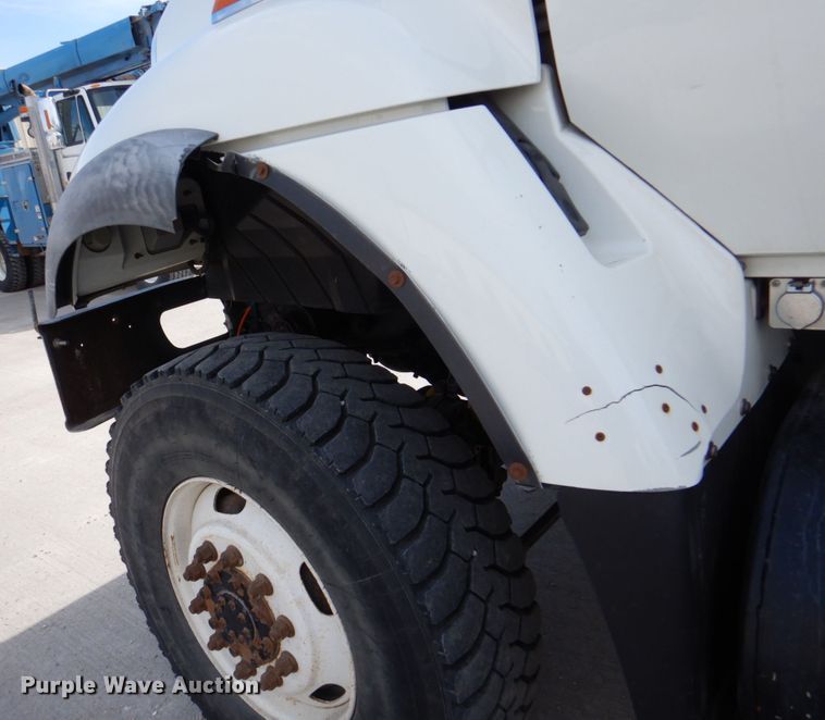 image for item IQ9461 2006 International 7400  bucket truck