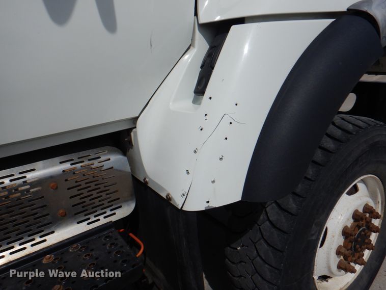 image for item IQ9461 2006 International 7400  bucket truck