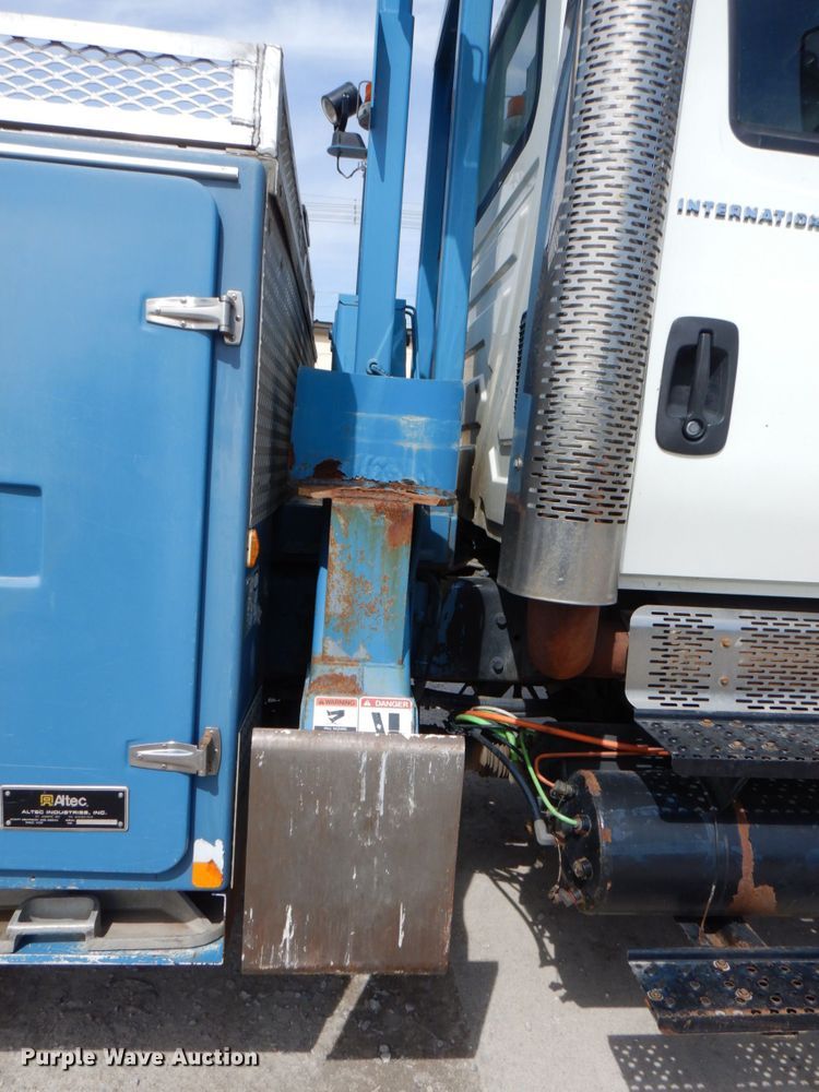 image for item IQ9461 2006 International 7400  bucket truck