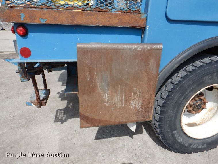 image for item IQ9461 2006 International 7400  bucket truck