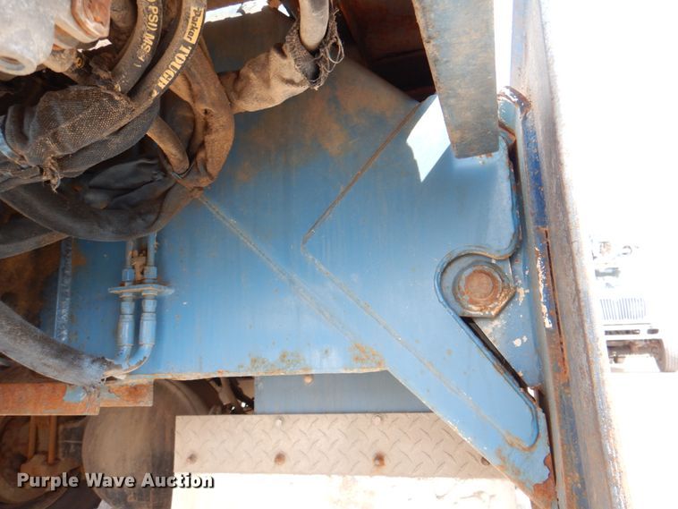 image for item IQ9461 2006 International 7400  bucket truck