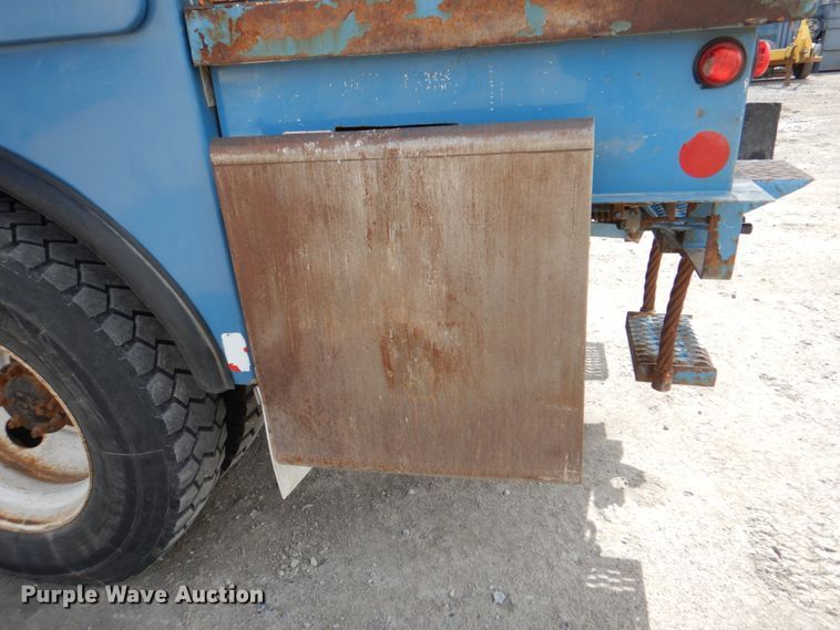 image for item IQ9461 2006 International 7400  bucket truck