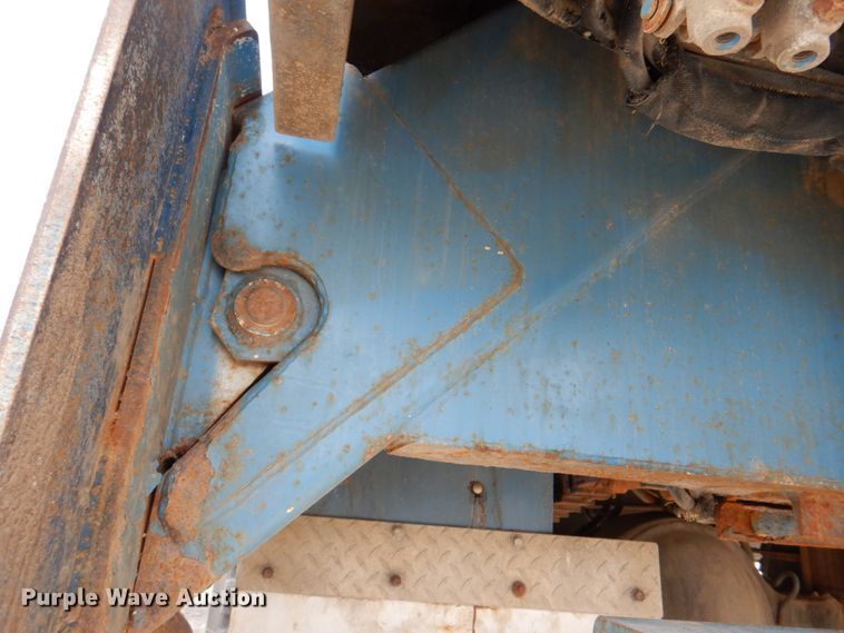 image for item IQ9461 2006 International 7400  bucket truck