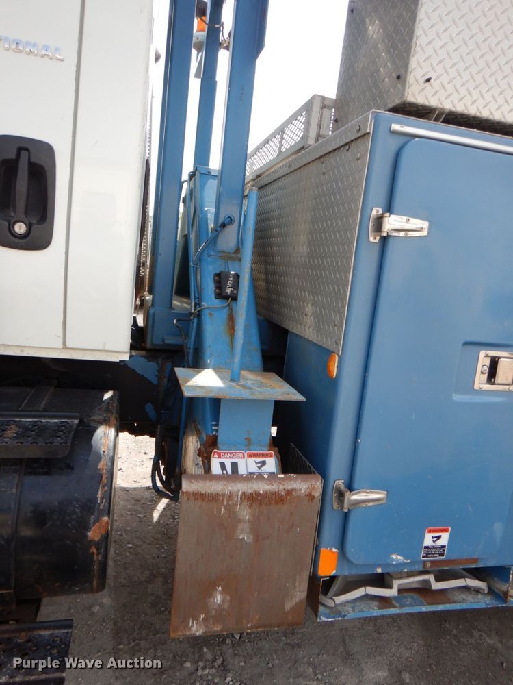 image for item IQ9461 2006 International 7400  bucket truck