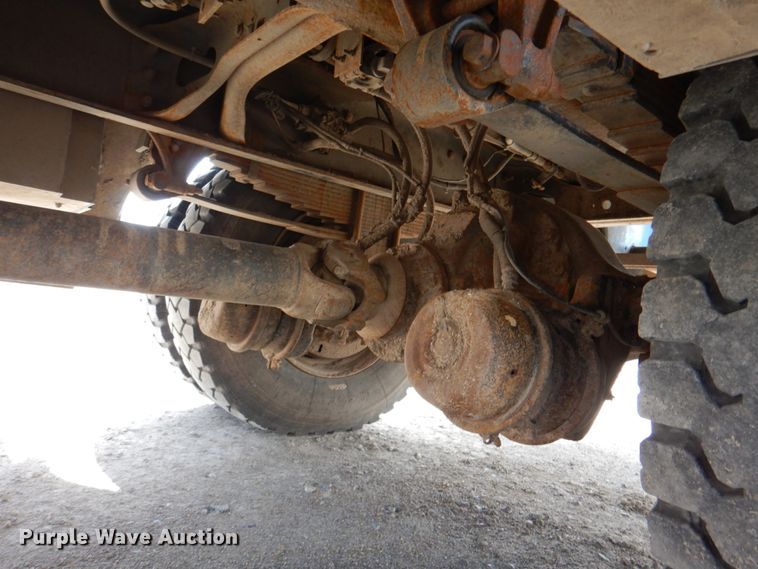 image for item IQ9461 2006 International 7400  bucket truck