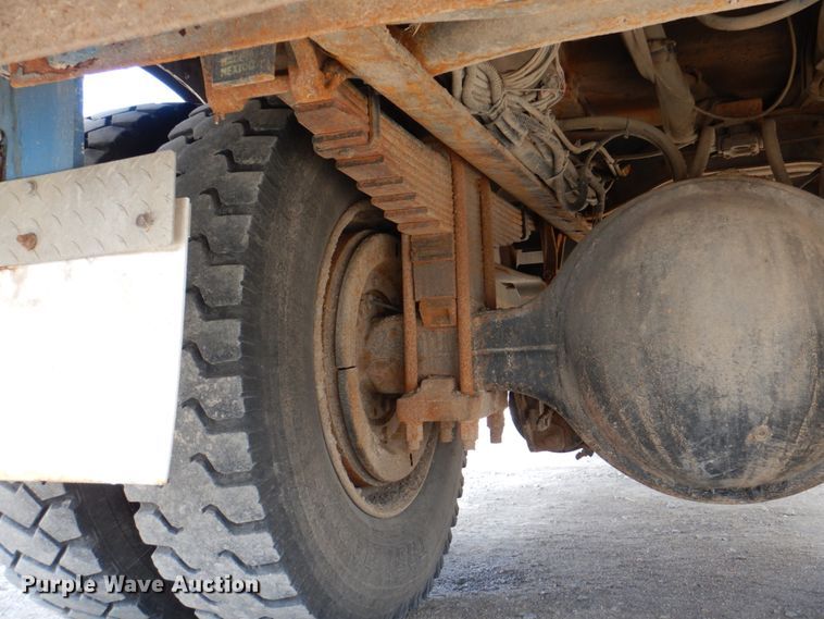 image for item IQ9461 2006 International 7400  bucket truck