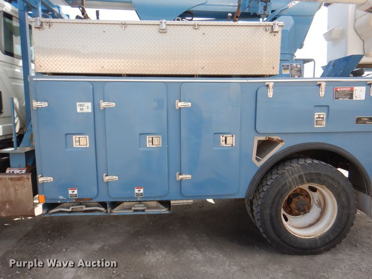 image for item IQ9461 2006 International 7400  bucket truck