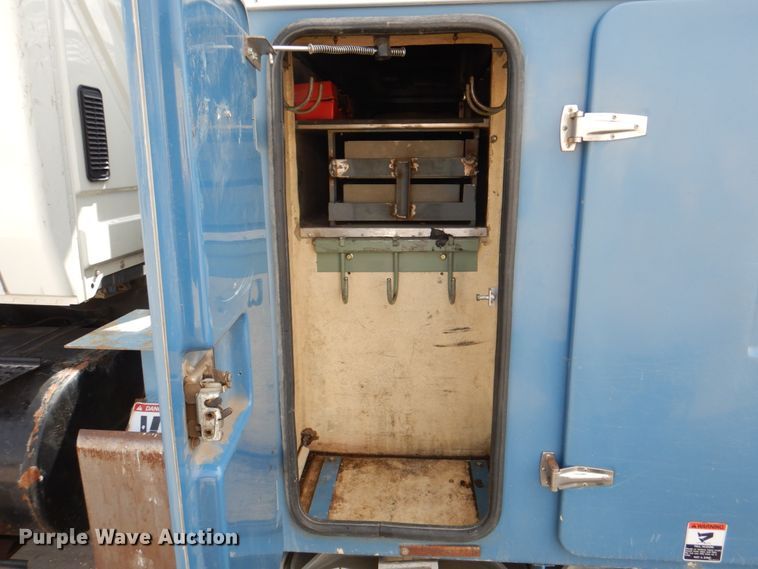 image for item IQ9461 2006 International 7400  bucket truck