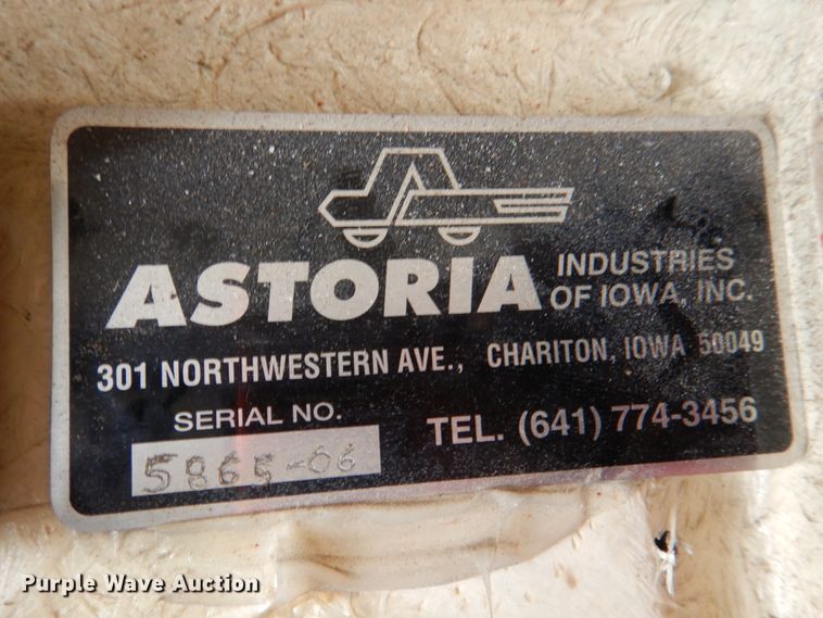 image for item IQ9461 2006 International 7400  bucket truck