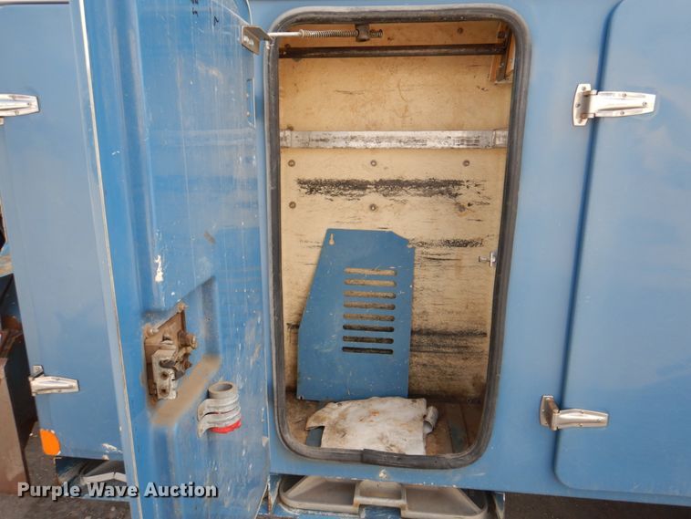 image for item IQ9461 2006 International 7400  bucket truck