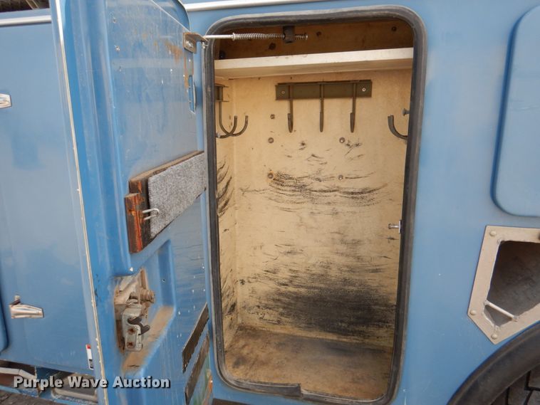 image for item IQ9461 2006 International 7400  bucket truck