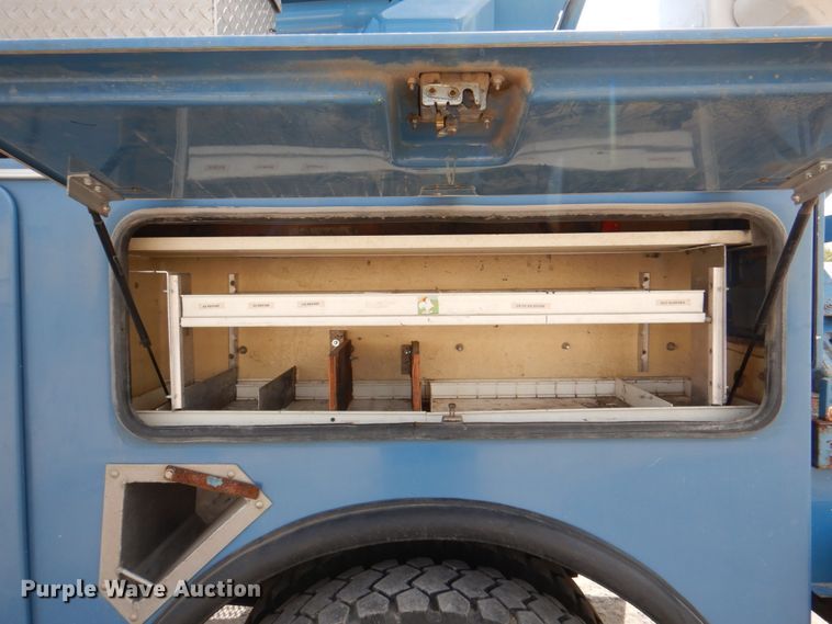 image for item IQ9461 2006 International 7400  bucket truck