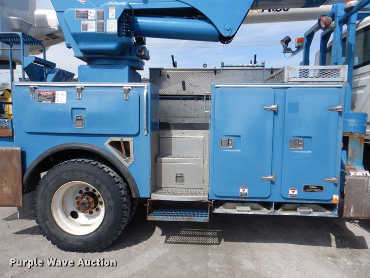 image for item IQ9461 2006 International 7400  bucket truck