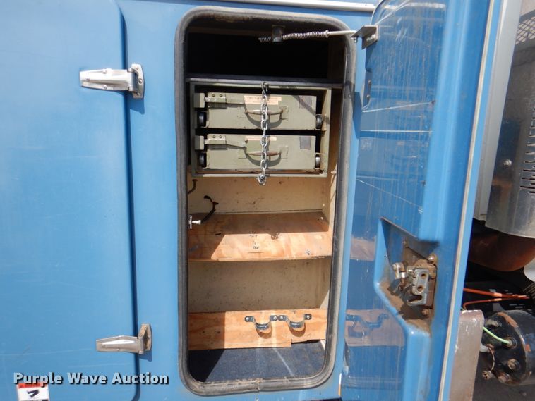 image for item IQ9461 2006 International 7400  bucket truck