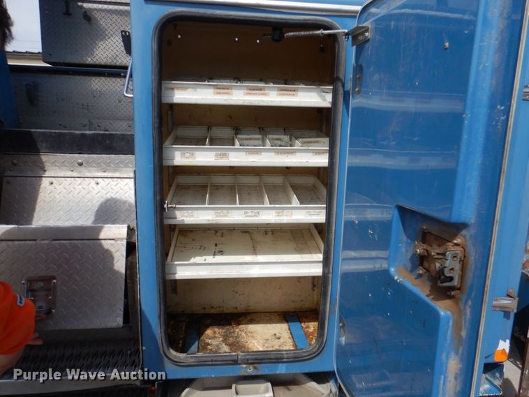 image for item IQ9461 2006 International 7400  bucket truck