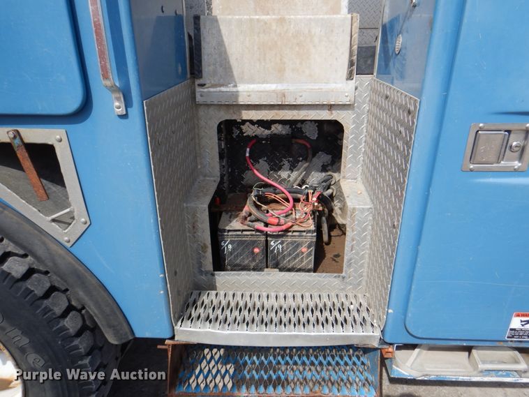 image for item IQ9461 2006 International 7400  bucket truck