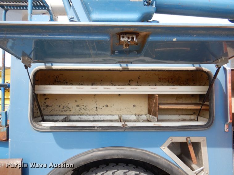 image for item IQ9461 2006 International 7400  bucket truck