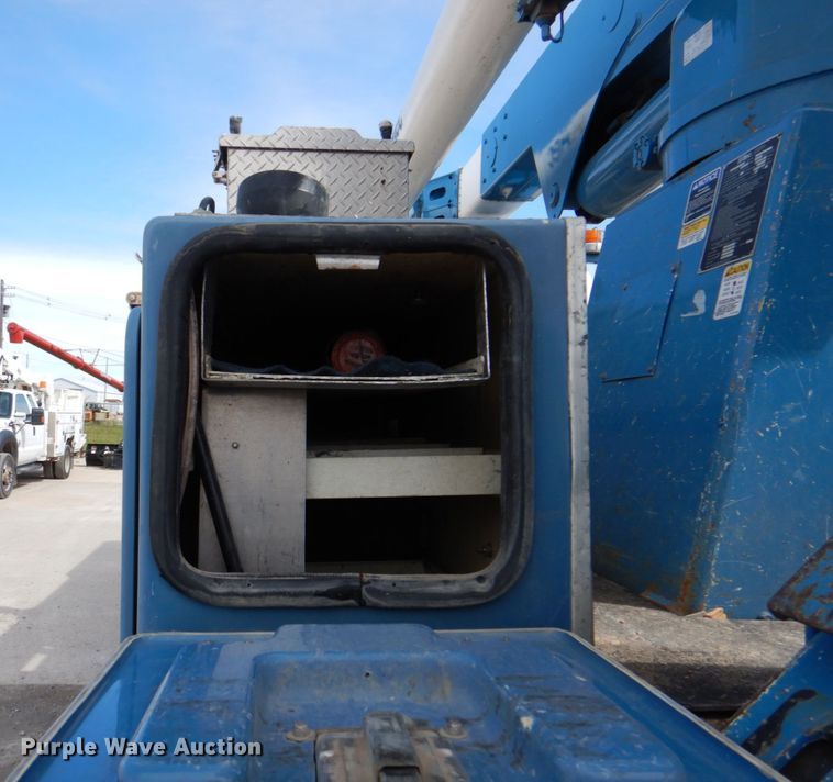 image for item IQ9461 2006 International 7400  bucket truck