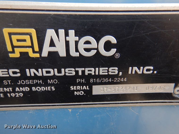 image for item IQ9461 2006 International 7400  bucket truck