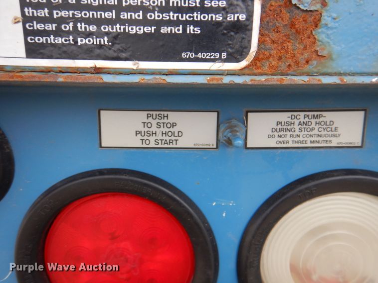 image for item IQ9461 2006 International 7400  bucket truck