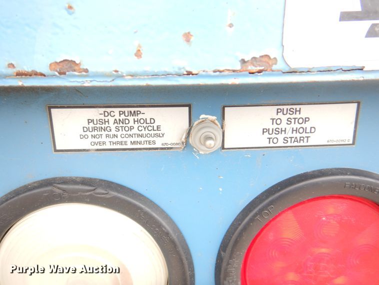 image for item IQ9461 2006 International 7400  bucket truck