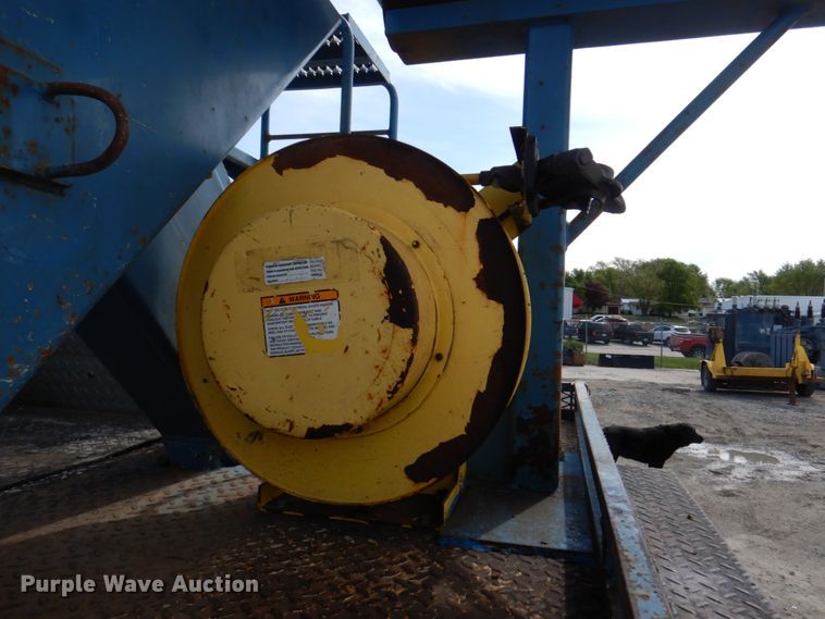 image for item IQ9461 2006 International 7400  bucket truck