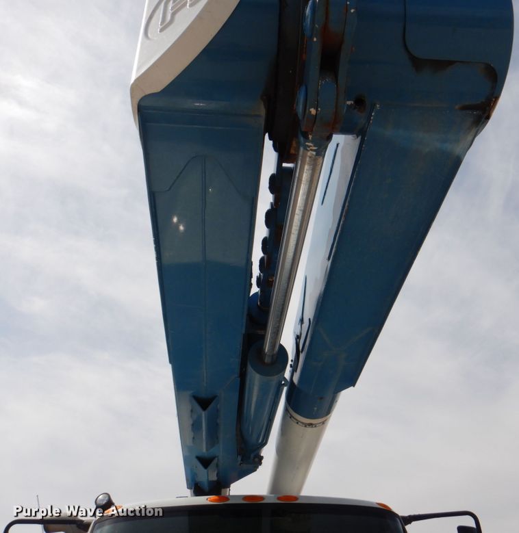 image for item IQ9461 2006 International 7400  bucket truck